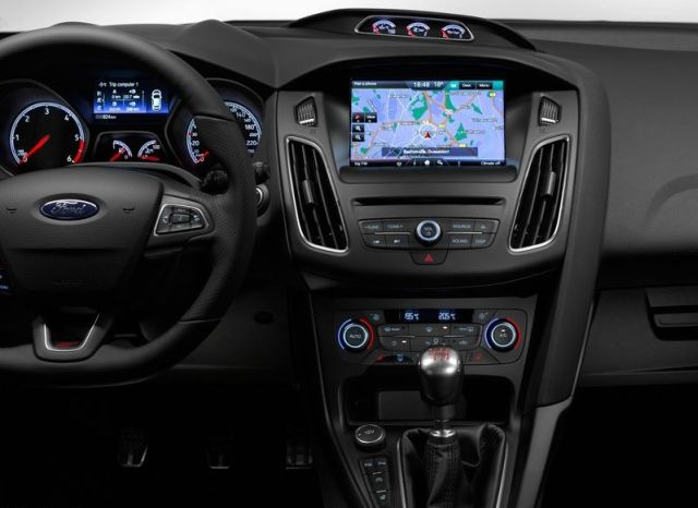 Focus ST SYNC 2 ekranı ve manuel vites konsolu