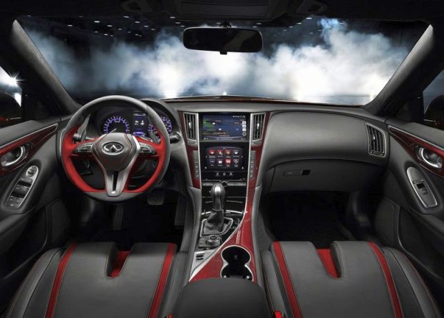 Q50 Eau Rouge kokpiti ve direksiyon tasarımı
