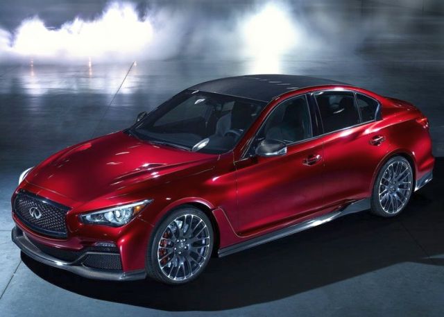 Infiniti Q50 Eau Rouge önden üç çeyrek görünüm
