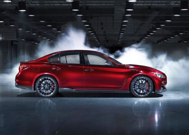 Q50 Eau Rouge yandan gövde profili