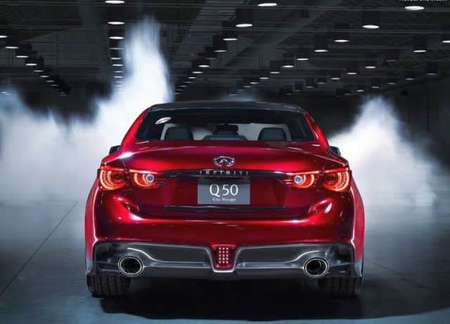 Q50 Eau Rouge arka üç çeyrek görünüm