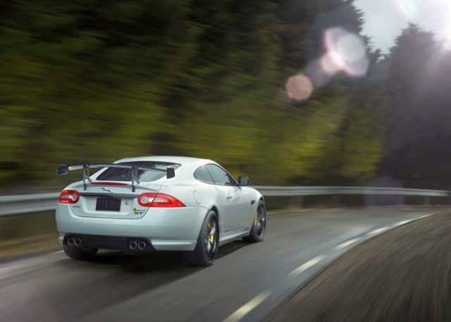 Jaguar XKR-S GT arka tasarımı ve çift egzoz çıkışları