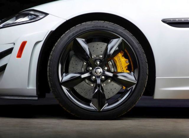 Jaguar XKR-S GT siyah dövme jant ve karbon seramik fren