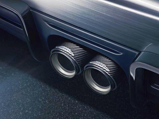 MINI JCW çift egzoz çıkışı yakın plan