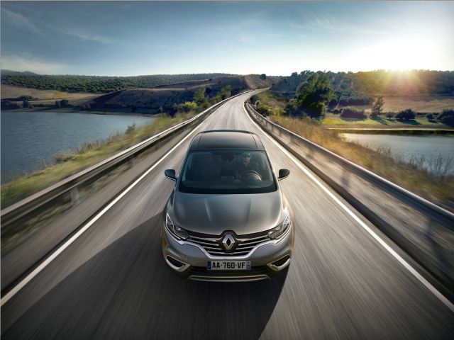 Renault Espace önden yol görünümü