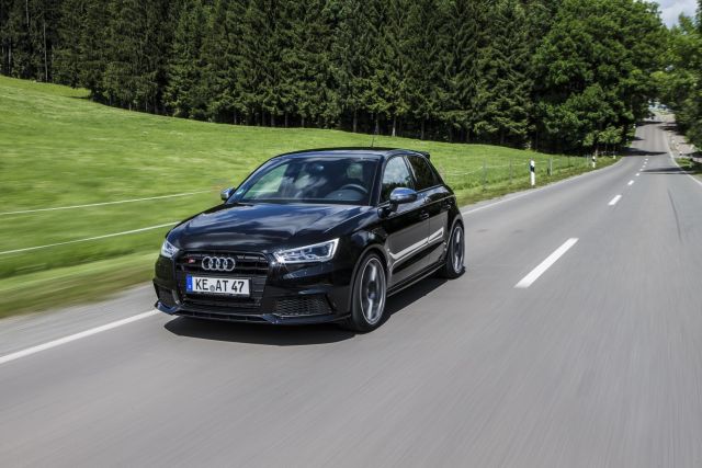 Audi S1 Sportback yolda ön görünüm