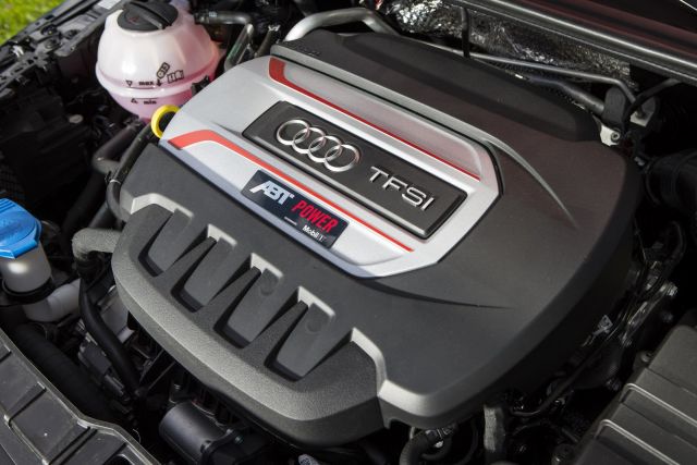 Audi S1 2.0 TFSI motor kapağı ve ABT Power etiketi