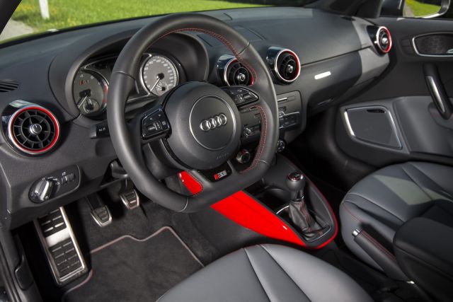 Audi S1 manuel vitesli iç mekânı ve kırmızı detaylar