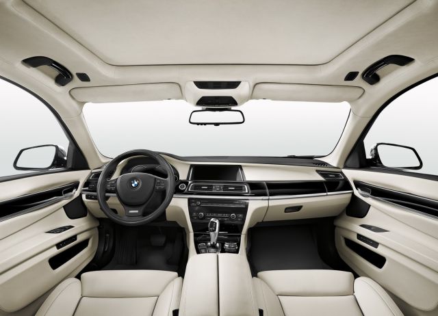 BMW 7 Serisi Individual Final Edition kokpit ve Alcantara tavan görünümü