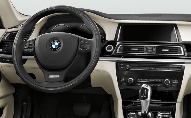 BMW 7 Serisi Individual Final Edition direksiyon ve orta konsol detayı