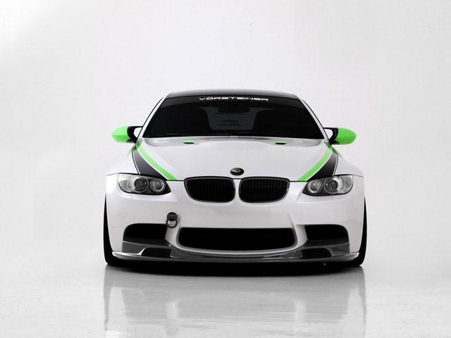 EAS BMW M3 SEMA otomobilinin ön görünümü ve Volk Racing jantı