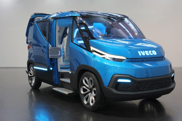 Iveco Vision önden üç çeyrek görünüm ve açık yan kapı