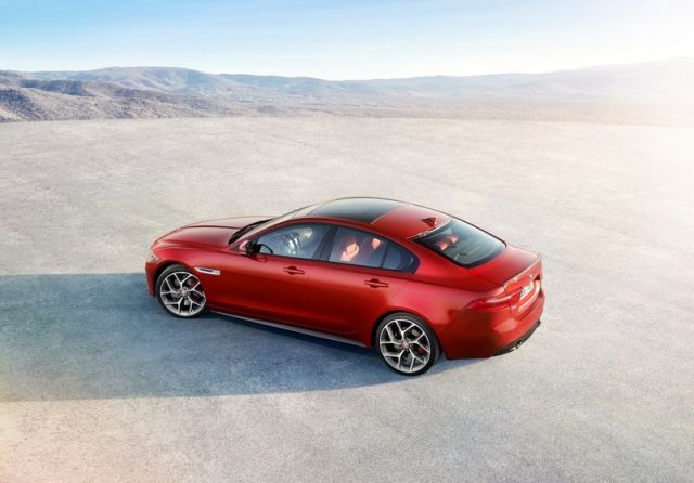 Jaguar XE S yan ön görünümü
