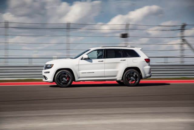 Jeep Grand Cherokee SRT beyaz gövde yan profil