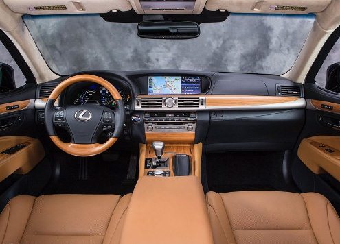 Lexus LS 600h L gösterge paneli ve orta konsol