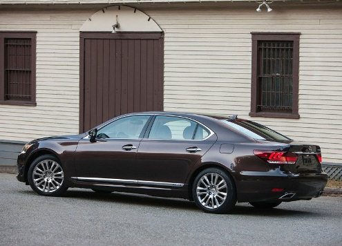Lexus LS 600h L arka üç çeyrek görünümü