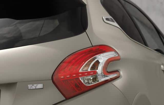 Peugeot 208 XY arka lamba ve XY amblemi
