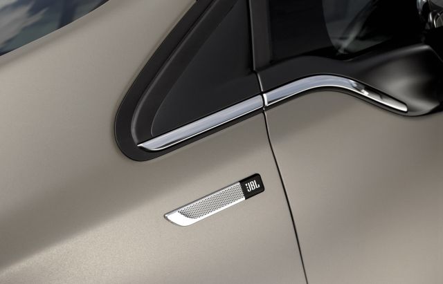 Peugeot 208 XY JBL ön çamurluk JBL amblemi