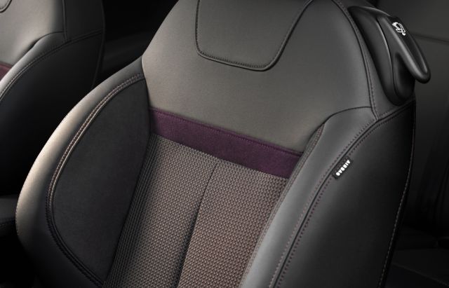 Peugeot 208 XY JBL Alcantara ve kumaş spor koltuk