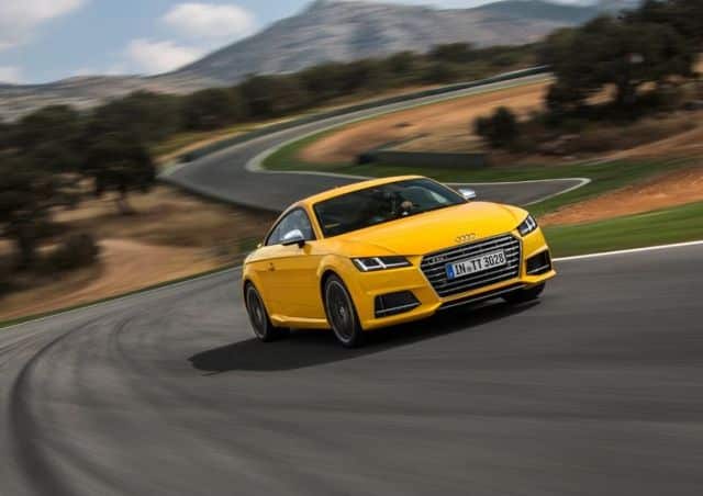 Sarı Audi TTS arkadan görünüm