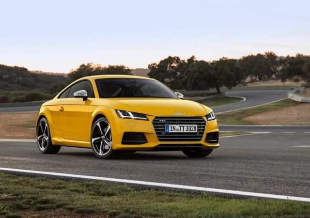 Sarı Audi TTS ön üç çeyrek görünüm