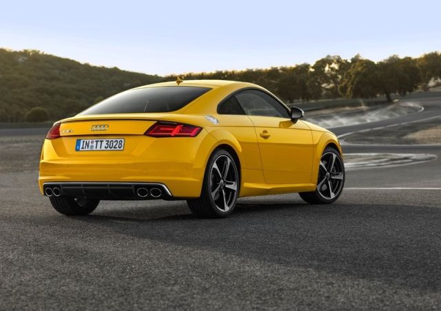 Sarı Audi TTS yandan görünüm