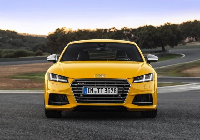 Sarı Audi TTS arka üç çeyrek görünüm