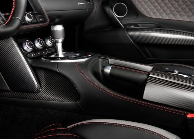 Audi R8 competition karbon kaplamalı iç mekan