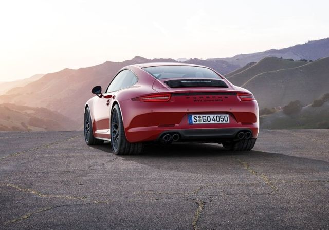 Porsche 911 Carrera GTS yan gövde görünümü