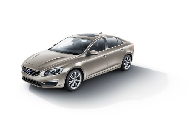 Uzun aks mesafeli Volvo sedan yol görünümü