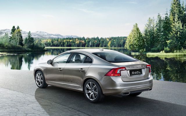 Volvo uzun aks mesafeli sedan arka üç çeyrek görünümü