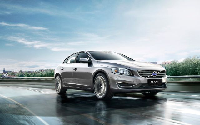 Volvo sedan krom çerçeveli yan cam tasarımı