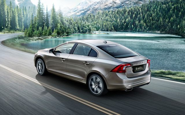 Volvo sedan arka bölüm ve bagaj kapağı görünümü
