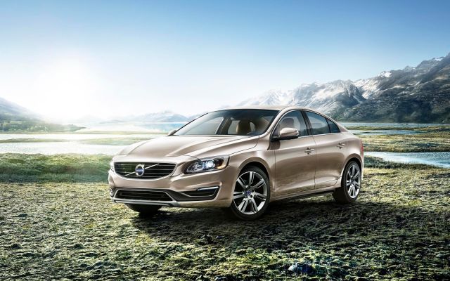 Uzun aks mesafeli Volvo sedan yan gövde görünümü