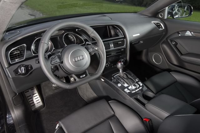Audi RS5-R ABT deri koltuklu iç mekân