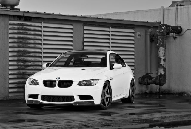 Beyaz BMW E92 M3 önden görünüm