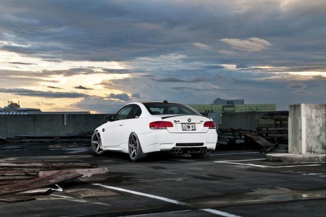 Beyaz BMW E92 M3 arka üç çeyrek görünümü