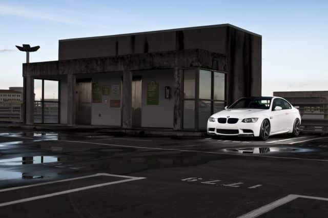 Alçaltılmış beyaz BMW E92 M3 ön üç çeyrek görünümü