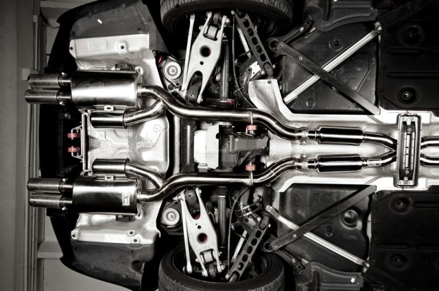 BMW E92 M3 Active Autowerke egzoz sisteminin alttan görünümü