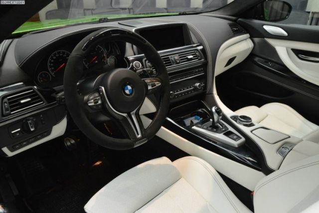 BMW M6 Gran Coupe açık renkli ön kabin ve Alcantara direksiyon