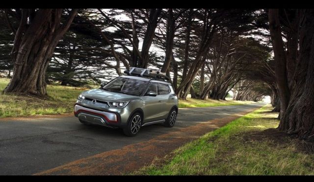 SsangYong XIV Adventure orman yolunda önden üç çeyrek görünüm