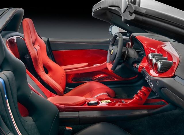 F60 America ön üç çeyrek görünüm ve açık tavan