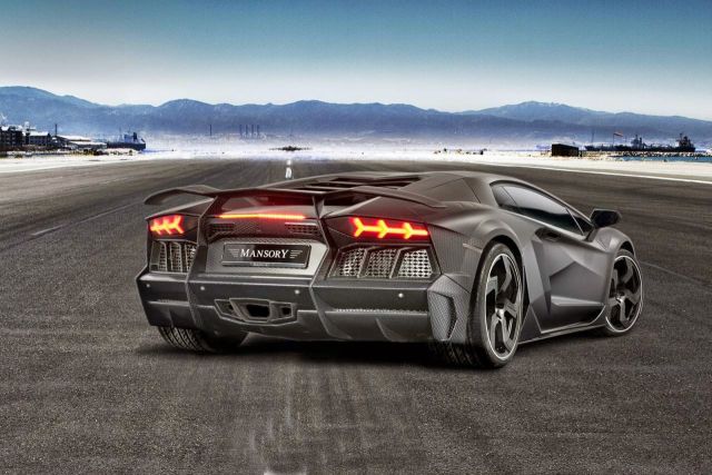 Lamborghini Aventador Mansory arka görünümü ve karbon difüzör