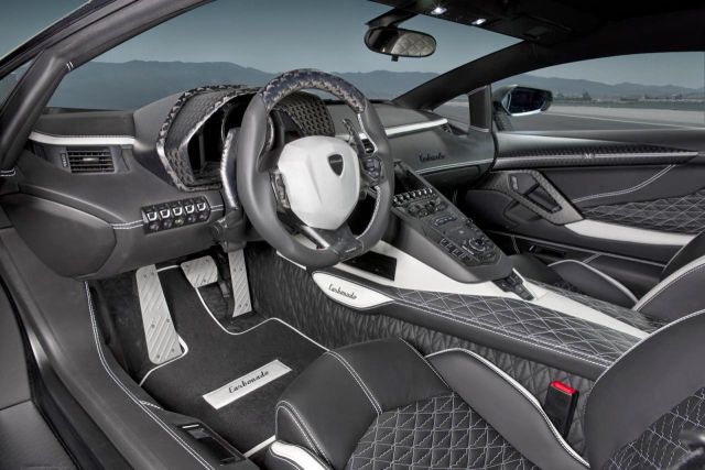 Mansory Aventador kabini karbon kaplamalar ve deri döşeme