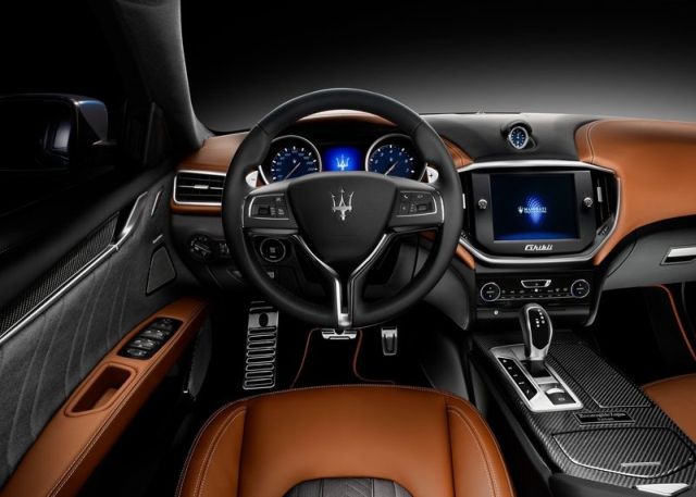 Maserati Ghibli Zegna Edition gösterge paneli ve direksiyon