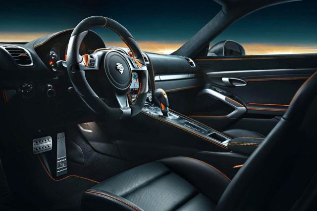 Techart Cayman tuning iç mekân ve turuncu dikişler