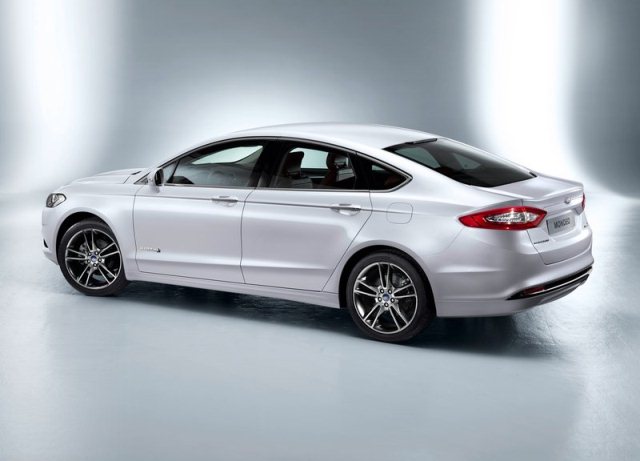 Ford Mondeo dört kapılı gövde tasarımı