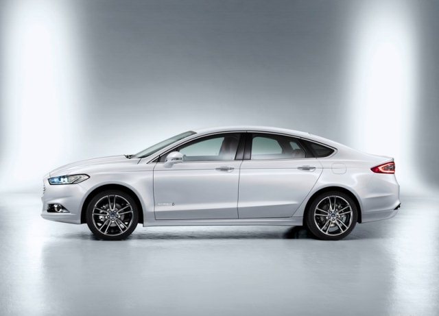 Dört kapılı Ford Mondeo ön tasarımı