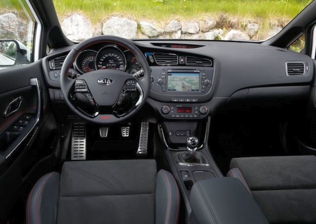 Kia Ceed GT Recaro spor koltuklu iç mekân
