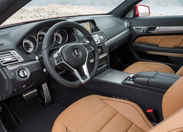 Mercedes-Benz E-Class Coupe kokpit